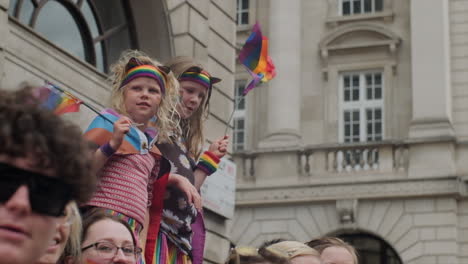 Niños-Pequeños-Que-Enarbolan-Banderas-Del-Arco-Iris-En-Un-Evento-De-Orgullo-A-Cámara-Lenta