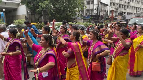 Devotos-De-La-Sociedad-Internacional-Para-La-Conciencia-De-Krishna-Bailando-Y-Celebrando-Jagannath-Rath-Yatra