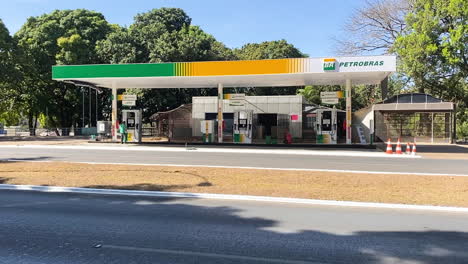 Traffic-passes-by-out-front-of-an-empty-gas-station-during-the-2022-Fuel-Crisis