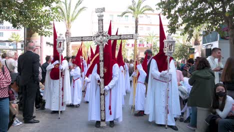 Büßer-Marschieren-Während-Einer-Prozession,-Während-Sie-Die-Karwoche-In-Cadiz,-Spanien,-Feiern