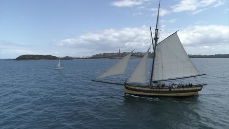 Drohnenaufnahmen-Von-„The-Fox“,-Einem-Korsarenboot-In-Saint-Malo,-Bretagne,-Frankreich