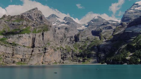 Toma-De-Drones-De-Bajo-Nivel-Del-Lago-Oeschinen-Y-Las-Montañas-Circundantes