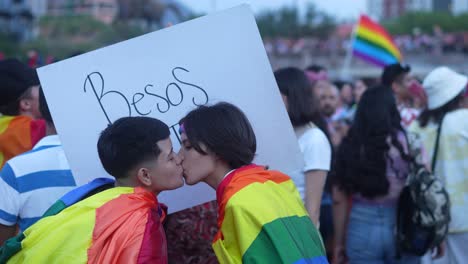 Una-Toma-Estática-De-Una-Pareja-Besándose-Durante-El-Evento-Del-Orgullo-De-Monterrey