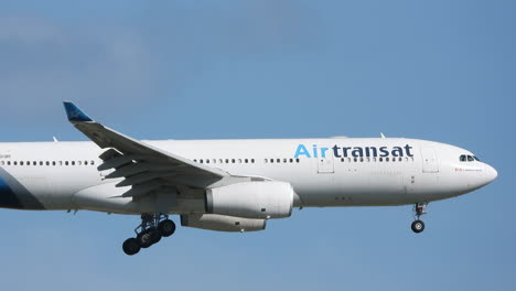 Die-Kanadische-Fluggesellschaft-Air-Transat-Im-Flug-Nähert-Sich-Der-Landung-Auf-Dem-Toronto-Pearson-International-Airport-In-Toronto,-Kanada