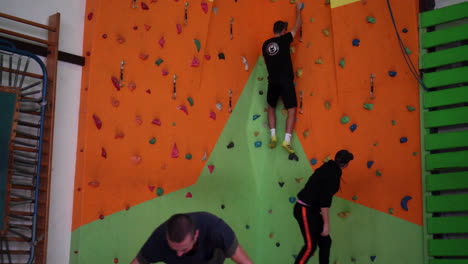 Hombres-Atléticos-Escalando-En-La-Pared-En-La-Escuela-Secundaria