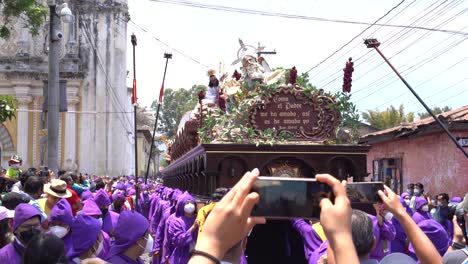 Prozession-In-Antigua,-Guatemala-Während-Der-Karwoche