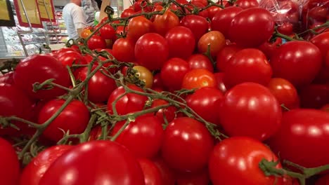 Statische-Aufnahme-Voller-Regale-Mit-Leckeren-Frischen-Tomaten-Im-Laden,-Die-Auf-Den-Kunden-Warten