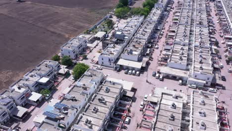 Vista-Aérea-De-Drones-Sobre-El-Paisaje-Urbano-De-Rajkot-Gujarat-India,-Casas,-Autos,-Complejo-De-La-Ciudad,-Edificios-De-Arquitectura-Vuelan-Sobre-El-Cielo-Despejado-Y-Soleado-Todos-Los-Días