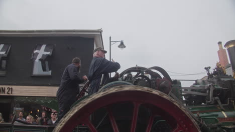 Personas-Reunidas-Durante-El-Festival-Anual-De-Motores-De-Vapor-En-El-Centro-De-La-Ciudad-De-Camborne-En-El-Día-De-Richard-Trevithick,-Cornwall,-Inglaterra