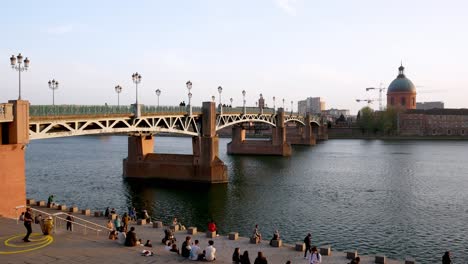 Saint-Pierre-Brücke-Und-Menschen,-Die-Den-Sonnenuntergang-Am-Ufer-Des-Flusses-Garonne-Genießen