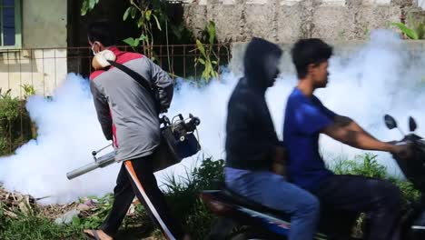 Professionelle-Person-Mit-Ausrüstung,-Die-Am-8.-Mai-2022-In-Sukabumi,-West-Java,-Indonesien,-Eine-Nebelmaschine-Mit-Insektizid-Verwendet,-Um-Mücken-Wie-Aedes-Aegypti-In-Einer-Außenumgebung-Zu-Beseitigen