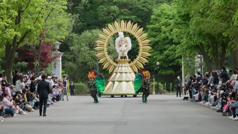 Bailarines-Y-Una-Carroza-En-El-Desfile-Del-Parque-De-Atracciones-Everland-En-Yongin,-Corea-Del-Sur