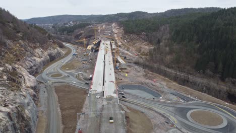 Empresa-Nye-Veier-Mientras-Construye-La-Nueva-Autopista-E39-Entre-Mandal-Y-Kristiansand-En-El-Sur-De-Noruega---Antena-Sobre-El-Nuevo-Puente-Que-Cruza-El-Río-Sogneelva-Entrando-En-Bringeheia-En-El-área-De-Klepland