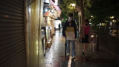 Sanjo-Dori-Straße-Bei-Nacht-Im-Regen,-Spaziergang-Durch-Kyoto,-Aufnahme