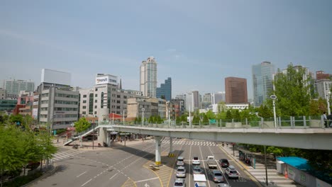 Viajeros-En-Seoullo-7017-Skygarden-Pasarela-Sobre-Seúl-Y-Autos-Detenidos-En-Semáforo-En-Rojo,-Horizonte-De-La-Ciudad-De-Corea-Del-Sur