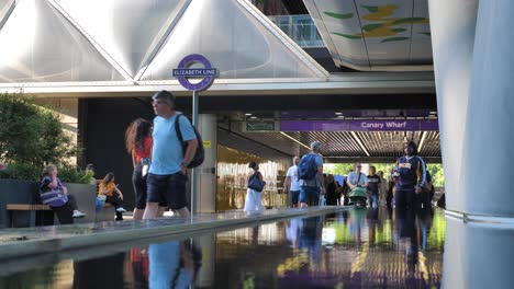 Canary-Wharf,-Londres,-Reino-Unido---Agosto-De-2022---Gente-Caminando-Al-Trabajo-Por-La-Mañana-A-Través-De-La-Estación-Canary-Wharf-Para-La-Nueva-Línea-Elizabeth