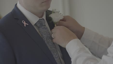 Trauzeuge-Befestigt-Boutonniere-Am-Revers-Des-Bräutigams