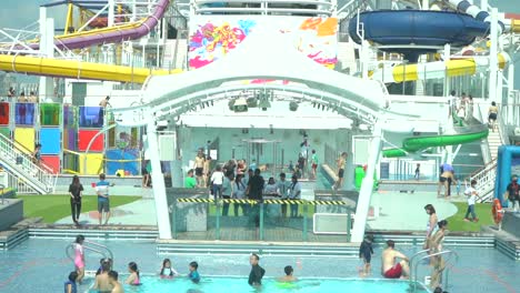 Piscina-En-Vista-De-Ventana-De-Crucero