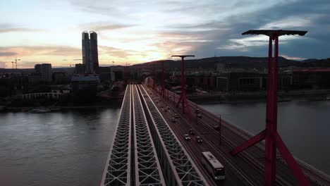 Tráfico-Moderado-En-El-Puente-Rákóczi,-Torre-Mol-Al-Atardecer,-Antena