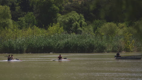 Menschen,-Die-Im-Fluss-Kura-In-Der-Nähe-Der-Provinz-Mzcheta-Mtianeti-In-Georgien-Kajak-Fahren