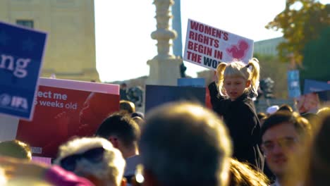 Niña-Sosteniendo-Un-Cartel-Durante-Una-Protesta