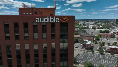 Logo-Audible-En-El-Costado-Del-Edificio