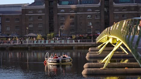 London-England-Canary-Wharf-August-2022-Blick-Auf-Die-Fußgängerbrücke-Und-Die-Promenade-Am-West-India-Quay