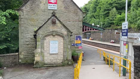 Kurzer-Clip-Vom-Bahnhof-New-Mills-Im-Peak-District-Von-Derbyshire