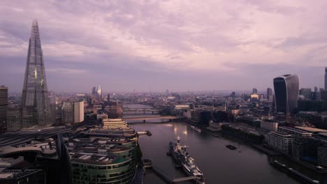 Londres,-Reino-Unido,-Vista-Aérea-Del-Río-Támesis,-Los-Rascacielos-Shard-Y-Sky-Garden-En-Una-Noche-Nublada,-Estableciendo-Disparos-De-Drones