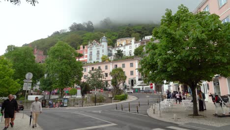 Niebla-Brumosa-En-La-Montaña-Cerca-De-La-Ciudad-De-Sintra-En-Portugal