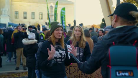 Frau-Spricht-Vor-Dem-Gebäude-Des-Obersten-Gerichtshofs-Mit-Einem-Reporter