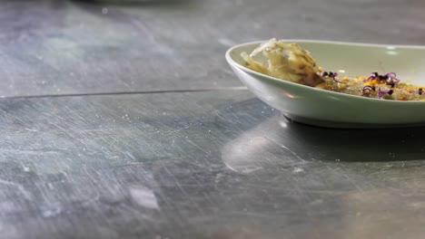 Primer-Plano-De-Ensalada-De-Espárragos-Y-Pescado-Frito,-Sobre-Un-Mostrador-De-Cocina-Metálico