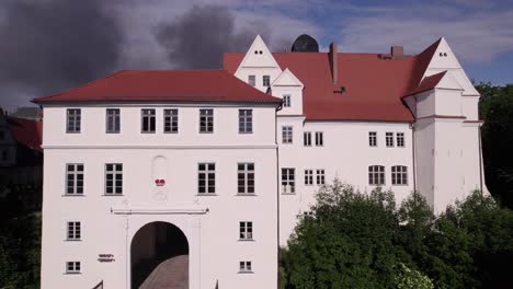 Blick-Auf-Die-Vorderseite-Des-Schlosses-Köthen-Mit-Dem-Schild-Des-Spiegelsaals