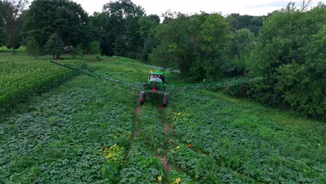 Pulverizador-John-Deere-Doblado-En-Brazos-Después-De-Rociar-El-Campo-De-Calabaza