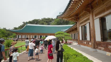 Personas-Que-Visitan-La-Residencia-Presidencial-Hecha-Al-Estilo-Hanok-Tradicional-Coreano-Después-De-Que-La-Casa-Azul-De-Cheong-Wa-Dae-Fuera-Abierta-Al-Público