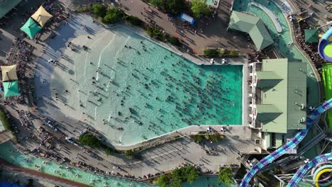 Vista-Panorámica-De-La-Piscina-Natural-Y-Los-Toboganes-De-Agua