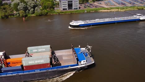 Buque-De-Carga-De-Missouri-Pasando-Por-Un-Buque-De-Carga-Descargado-Navegando-Por-El-Río-Oude-Mass-Desde-Zwijndrecht,-Países-Bajos