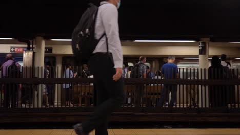 Imágenes-En-Cámara-Lenta-En-Una-Estación-De-Metro-De-La-Ciudad-De-Nueva-York