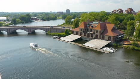 Langsames-Vorschieben-Zum-Schweißen-Des-Bootshauses,-Der-Heimat-Des-Harvard-Ruderteams