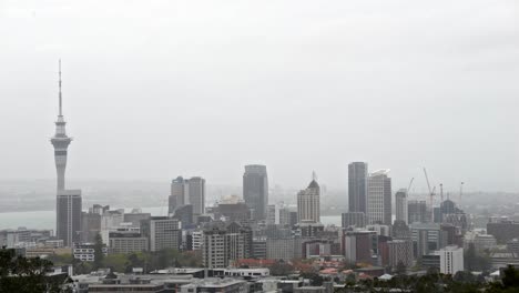 Lapso-De-Tiempo-Del-Paisaje-Urbano-De-Auckland-En-Un-Día-De-Primavera-Gris-Y-Sombrío