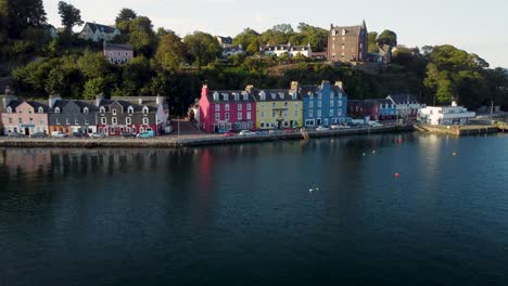 Malerische-Luftdrohnenaufnahme-Des-Hafens-Von-Tobermory-Auf-Der-Insel-Mull-Bei-Sonnenuntergang