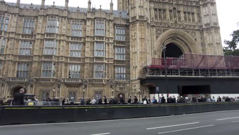 Hacer-Cola-Al-Lado-Del-Patio-Del-Palacio-En-Westminster-Para-Ver-A-La-Reina-Isabel-Ii-Tumbada-En-El-Estado