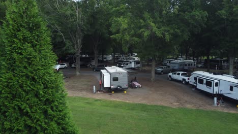 Terreno-De-Campamento-Para-Autocaravanas-En-Clemmons,-Carolina-Del-Norte.