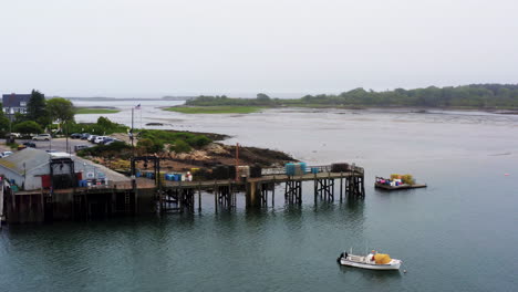 Toma-De-Detalle-Aéreo-De-Drones-Del-Muelle-De-Pesca-Y-Langosta-4k-30p