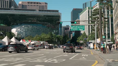 Tráfico-De-Coches-Del-Ayuntamiento-De-Seúl-En-Carretera-Ancha-De-Varios-Carriles-En-Verano---Estático