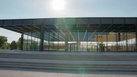 Neue-Nationalgalerie-Berlin-Nach-Bauarbeiten-An-Einem-Sonnigen-Tag