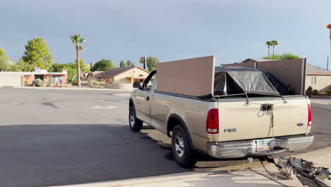 Camioneta-Ford-Se-Aleja,-Remolcando-Un-Remolque-U-haul