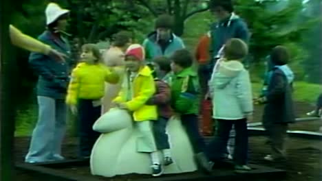 1978-Niños-Jugando-En-El-Patio