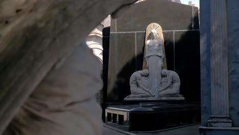 Zwei-Männer-Beten-Zur-Jesusstatue-Auf-Dem-Friedhof-Von-La-Recoleta