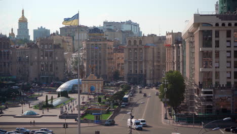 Nahaufnahme-Der-Ukrainischen-Flagge,-Die-Auf-Dem-Unabhängigkeitsplatz-Weht